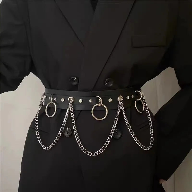 Cinturón con cadenas estilo gótico
