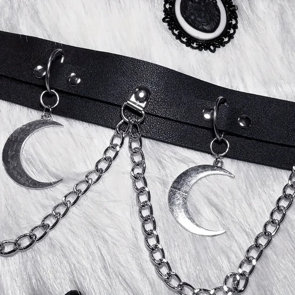 Cinturón con cadenas estilo gótico