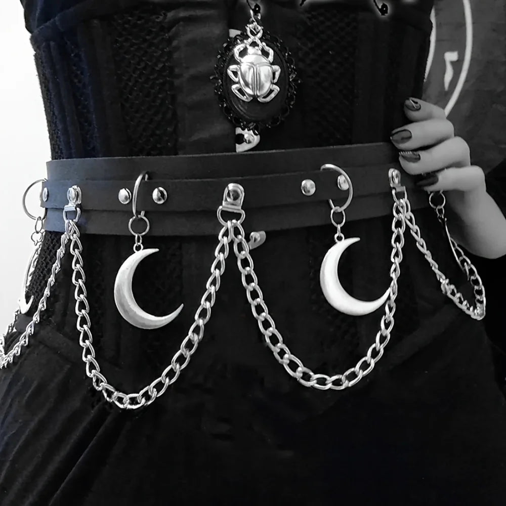Cinturón con cadenas estilo gótico